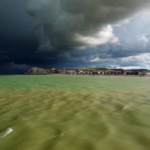 La mer dans des tons de vert, falaises et ciel menaçant - France  - collection de photos clin d'oeil, catégorie paysages